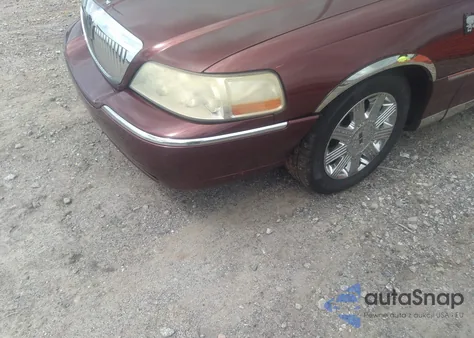 2003 Lincoln Town Car Cartier z USA, uszkodzony, nr VIN 1LNHM83W33Y631168